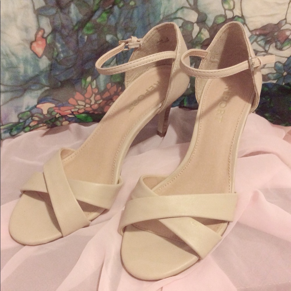 Report Nude/Blush Heels